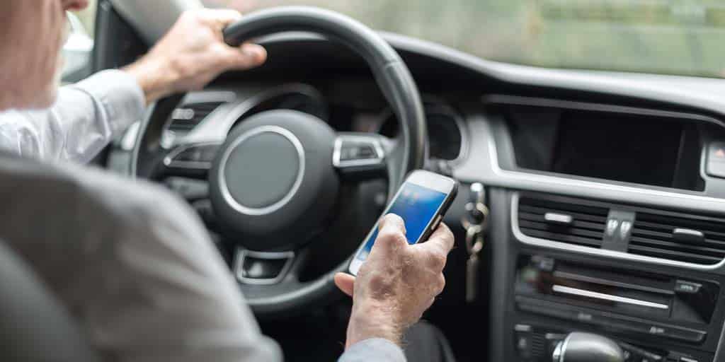 Assicurazione auto se non usi il telefono alla guida paghi meno